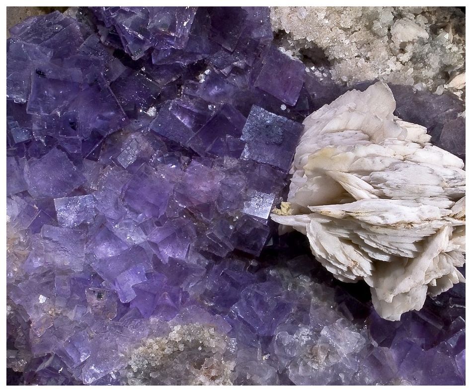 Berbes detail: blue-violet zoning and baryte association.